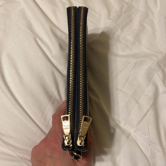 Coach Classic Wristlet, Double Zipper, beige and black, tag, gold hardware EUC - Picture 5 of 10